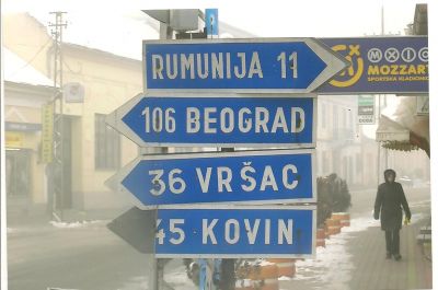 Belgrad-skyltens pil pekar rakt på "Tjeckiska huset".